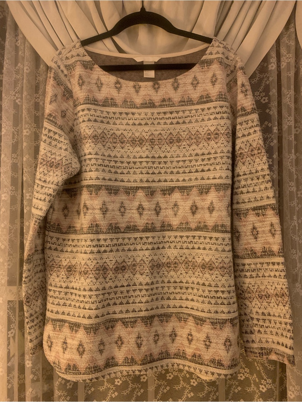 ❤️5 for $20❤️H&M light weight knit Aztec print long sleeve shirt size medium